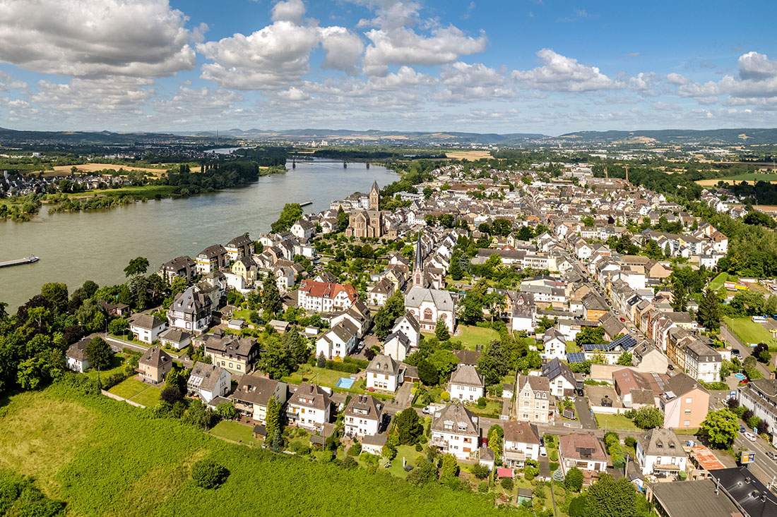 Ein barockes Schloss und Grauer Turm direkt am Rhein