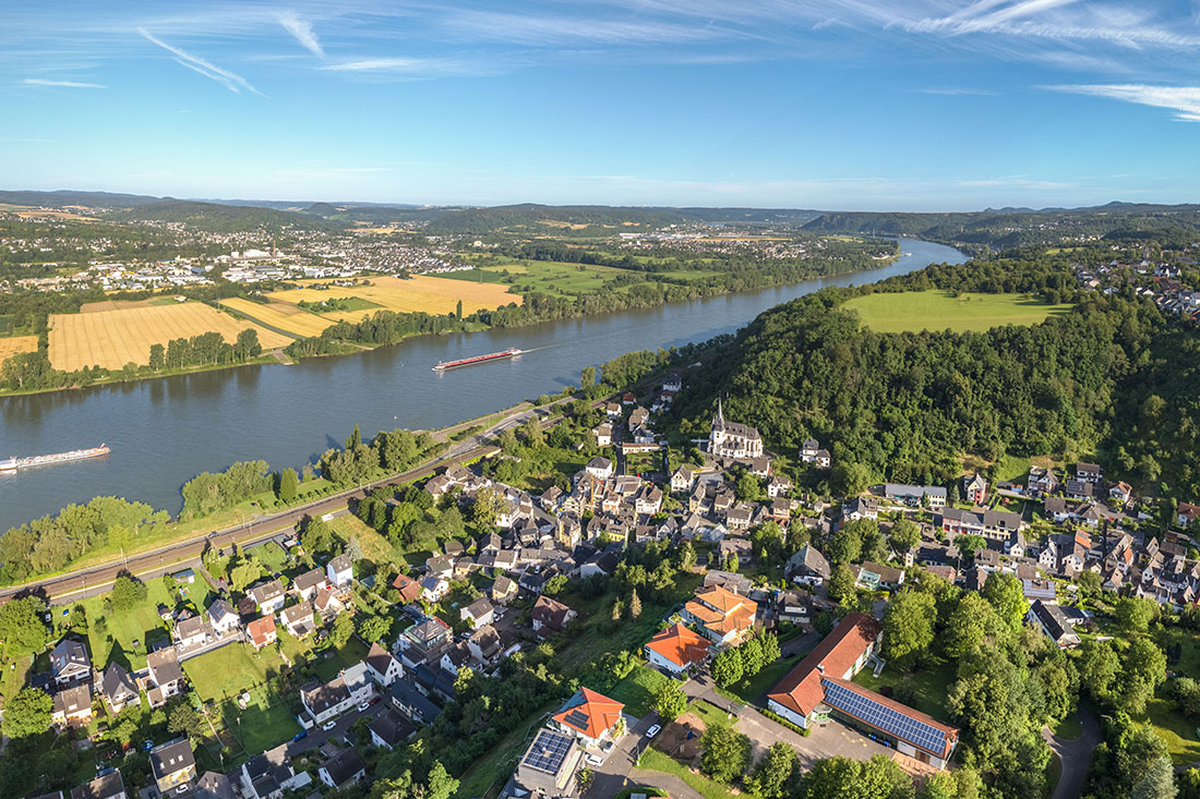 Historische Fachwerkhäuser und ein spätgotisches Burghaus in malerischer Landschaft