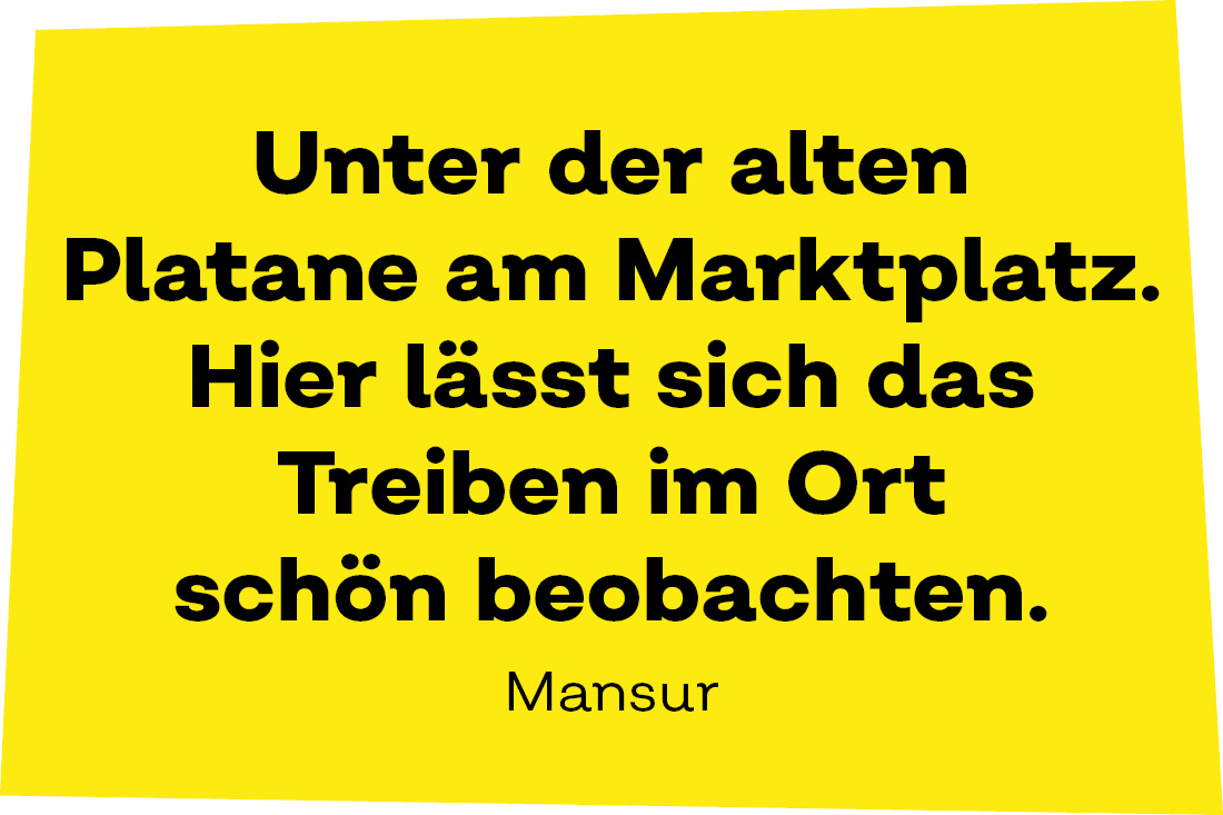 Unter der alten Platane am Marktplatz. Hier lässt sich das Treiben im Ort schön beobachten. - Mansur